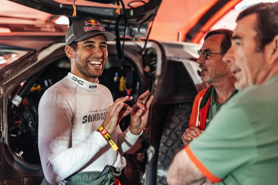 LUCAS CONVERSA COM A EQUIPE DACIA